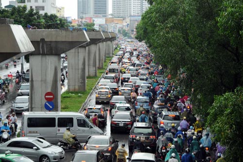 Hà Nội: Mưa lớn, nhiều tuyến đường ùn tắc cục bộ - 2