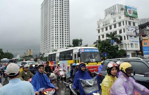 Hà Nội: Mưa lớn, nhiều tuyến đường ùn tắc cục bộ - 3