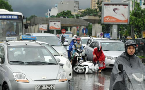 Hà Nội: Mưa lớn, nhiều tuyến đường ùn tắc cục bộ - 4