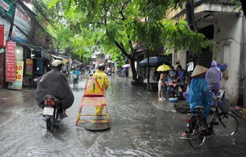 Hà Nội: Mưa lớn, nhiều tuyến đường ùn tắc cục bộ - 8