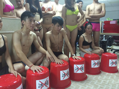 Dân công sở TQ cởi đồ, tẩy chay trào lưu dội nước đá - 4