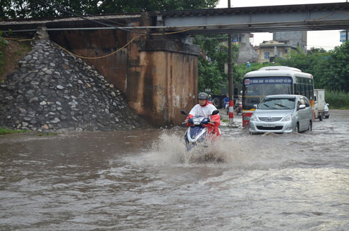 Hà Nội: Mưa lớn, nhiều tuyến đường ùn tắc cục bộ - 10