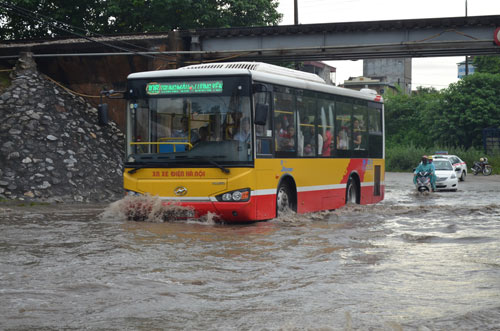 Hà Nội: Mưa lớn, nhiều tuyến đường ùn tắc cục bộ - 12