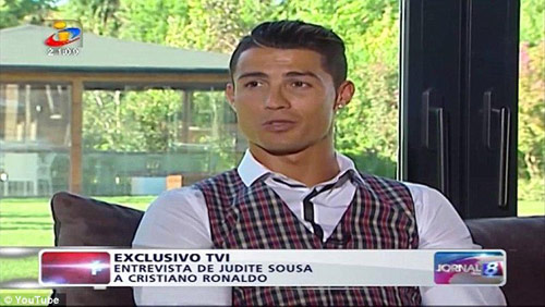 Ronaldo không dám nói về Messi vì sợ bị “bỏ tù” - 1