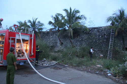 "Nàng tiên cá Rusalka" bỏ hoang bỗng dưng bốc cháy - 2