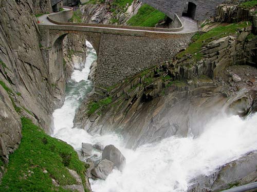 Khám phá "cây cầu của quỷ" ở Thụy Sĩ - 1