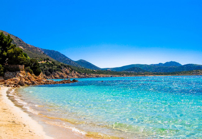 10. Sardinia, Ý: Nằm ở khu vực bờ biển phía tây nước Ý, Sardinia được biết đến với những bãi biển tuyệt đẹp. Khung cảnh diễm lệ với sự kết hợp giữa biển và núi non khiến nơi đây được mệnh danh là viên ngọc của Địa Trung Hải. Làn nước trong xanh chính là một trong những đặc điểm của Sardinia thu hút hàng triệu lượt khách du lịch mỗi năm.
