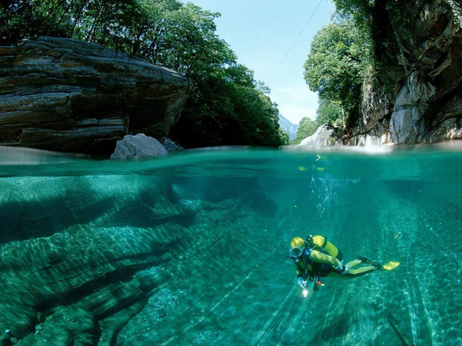 11. Sông Valle Verzasca, Thụy Sĩ: Valle Verzasca ở miền nam Thụy Sĩ, là con sông dài khoảng 30km, nước sông đổ về hồ Maggiore nổi tiếng. Con sông thu hút khách du lịch bởi nước sông trong vắt và những hòn đá màu sắc, hình thù kì lạ ven sông. Mặc dù dòng chảy của Valle Verzasca khá mạnh, nhưng nơi đây hàng năm vẫn hấp dẫn hàng ngàn lượt du khách đổ về. Đây cũng là một điểm lặn và nhảy bungee nổi tiếng trên thế giới.
