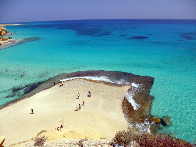 14. Belo Sur Mer, Madagascar: Là một thị trấn ven biển Ấn Độ Dương thuộc Madagascar, Belo Sur Mer với vẻ đẹp hoang sơ của mình đã thu hút hàng ngàn khách du lịch từ khắp nơi trên thế giới tới nghỉ dưỡng mỗi năm. Tới Belo Sur Mer, ngụp lặn dưới làn nước trong xanh như ngọc là hoạt động nhiều khách du lịch yêu thích nhất.
