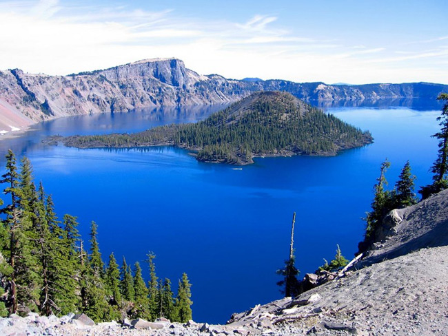 4. Hồ Crater, Oregon, Mỹ: Hầu hết những hồ trên miệng núi lửa thường có nước rất trong và Crater cũng không phải ngoại lệ. Hồ Carter nằm trong Vườn quốc gia Carter Lake, thuộc bang Oregon, Mỹ, hình thành từ hàng ngàn năm trước và được bình chọn là một trong những hồ nước sâu nhất, sạch nhất và trong nhất trên thế giới.&nbsp;
