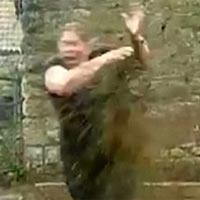 Bạn trẻ - Cuộc sống - Cô gái bị "chơi xỏ" dội bùn lên đầu