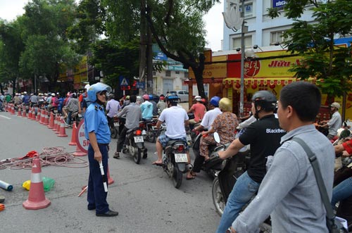Ngày đầu cấm ôtô tuyến Xuân Thủy-Cầu Giấy, dân ngỡ ngàng - 14