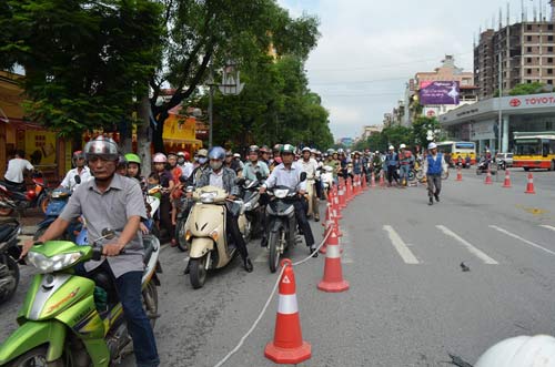 Ngày đầu cấm ôtô tuyến Xuân Thủy-Cầu Giấy, dân ngỡ ngàng - 7