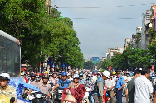 Ngày đầu cấm ôtô tuyến Xuân Thủy-Cầu Giấy, dân ngỡ ngàng - 9