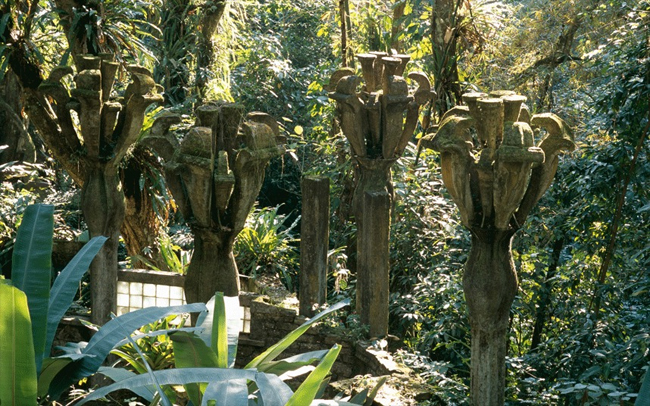 Khu vườn Las Pozas nằm giữa rừng Mexico, nơi đây thu hút khá nhiều du khách bởi những cảnh quan không tưởng, bao gồm đường đi bộ trên không, tháp kỳ lạ, cây leo và hoa văn trang trí được làm bằng những bê tông màu xám. 

