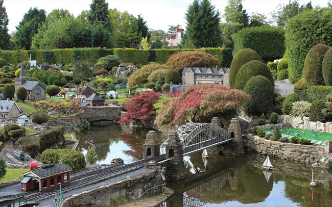 Khu vườn hiện đại Bekonscot, nằm tại Buckinghamshire được xây dựng từ những năm 1920. Tại đây cũng là mô hình vườn làng lâu đời nhất thế giới.
