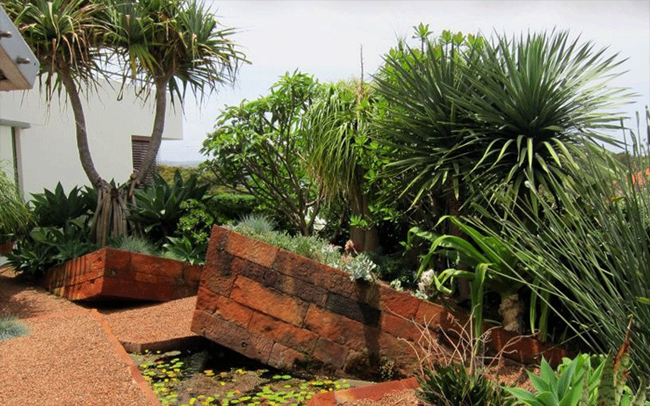 Red Garden là khu vườn tư nhân nằm tại Sydney, Úc. Đây cũng là một trong những cảnh quan được xây dựng lạ lùng nhất khi hướng ra vào khu vườn đều được thiết kế từ những góc cạnh xiên xẹo.
