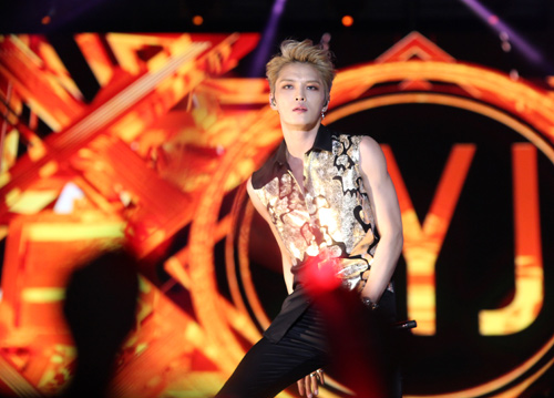 Yoochun nói tiếng Việt "chuẩn", diễn sung dưới mưa cùng JYJ - 1