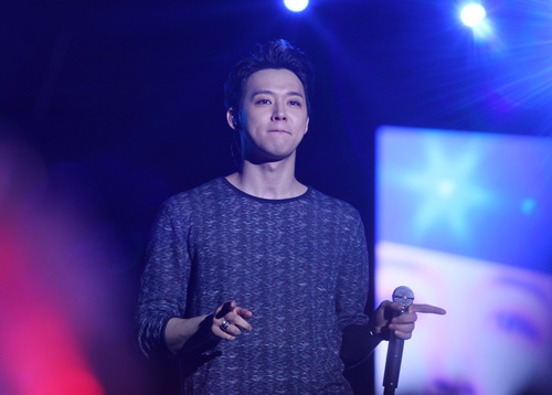 Yoochun nói tiếng Việt "chuẩn", diễn sung dưới mưa cùng JYJ - 14