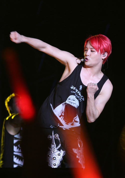 Yoochun nói tiếng Việt "chuẩn", diễn sung dưới mưa cùng JYJ - 6