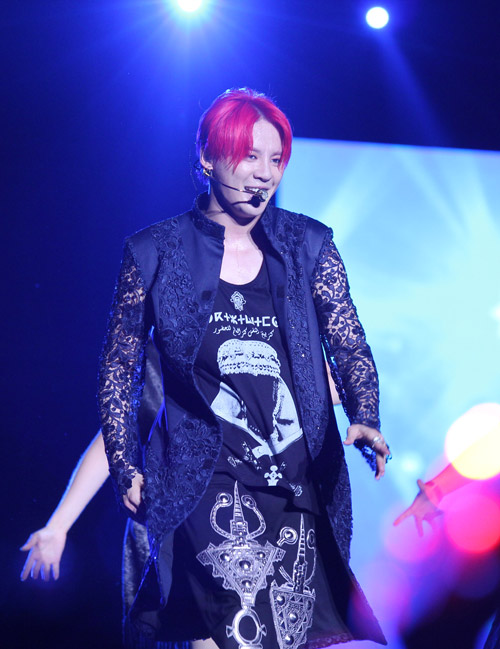 Yoochun nói tiếng Việt "chuẩn", diễn sung dưới mưa cùng JYJ - 5