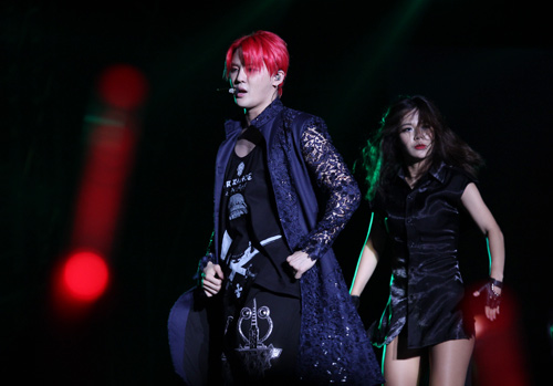 Yoochun nói tiếng Việt "chuẩn", diễn sung dưới mưa cùng JYJ - 8