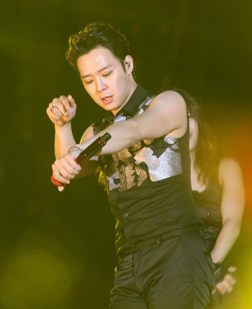 Yoochun nói tiếng Việt "chuẩn", diễn sung dưới mưa cùng JYJ - 10