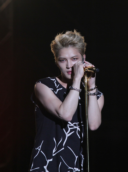 Yoochun nói tiếng Việt "chuẩn", diễn sung dưới mưa cùng JYJ - 2