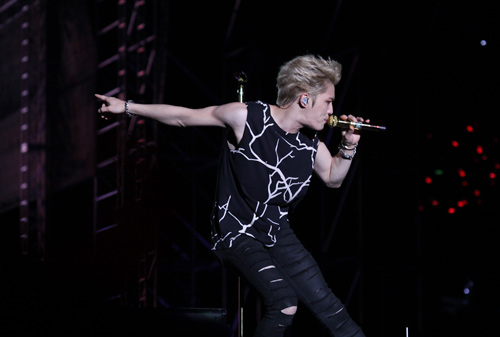 Yoochun nói tiếng Việt "chuẩn", diễn sung dưới mưa cùng JYJ - 3