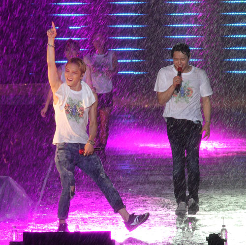 Yoochun nói tiếng Việt "chuẩn", diễn sung dưới mưa cùng JYJ - 4