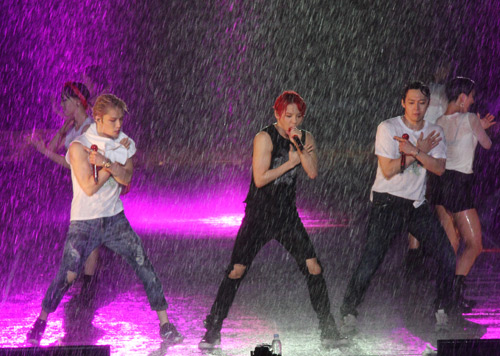 Yoochun nói tiếng Việt "chuẩn", diễn sung dưới mưa cùng JYJ - 3