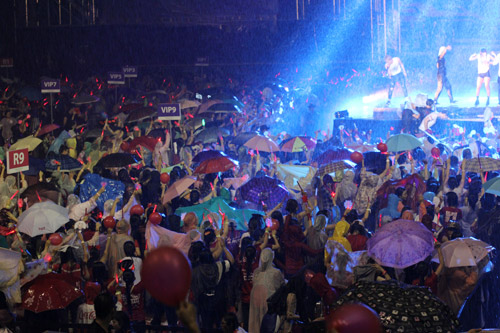 Yoochun nói tiếng Việt "chuẩn", diễn sung dưới mưa cùng JYJ - 7