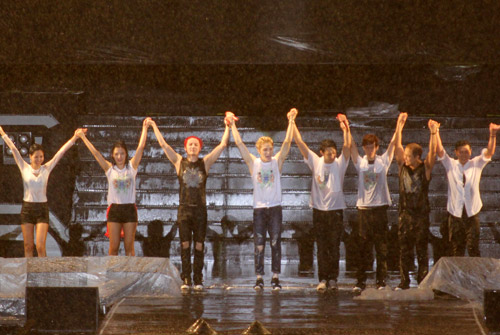 Yoochun nói tiếng Việt "chuẩn", diễn sung dưới mưa cùng JYJ - 8