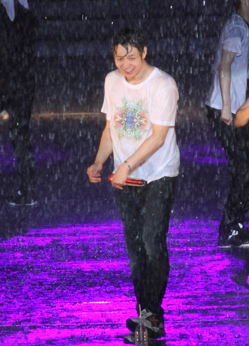 Yoochun nói tiếng Việt "chuẩn", diễn sung dưới mưa cùng JYJ - 5