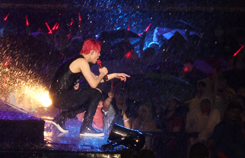 Yoochun nói tiếng Việt "chuẩn", diễn sung dưới mưa cùng JYJ - 6