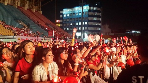 Yoochun nói tiếng Việt "chuẩn", diễn sung dưới mưa cùng JYJ - 2