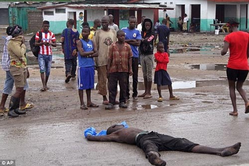 Thi thể nạn nhân Ebola bị chó ăn thịt ở Liberia - 1