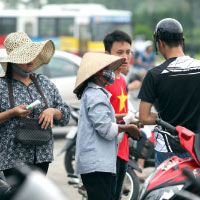 Bóng đá - Săn vé xem U19 VN, fan bị dân phe "chặt chém"