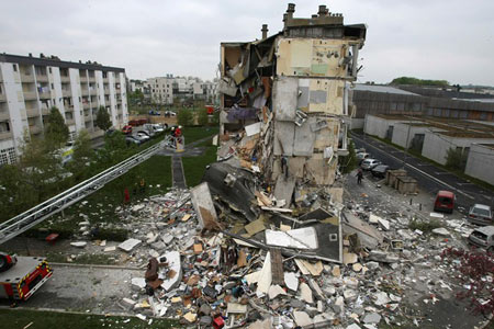 Pháp: Nổ lớn làm sập chung cư giữa Paris - 1