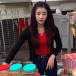 Bạn trẻ - Cuộc sống - Hàng bánh hot girl &quot;bánh tráng trộn&quot; hút khách ngày lễ