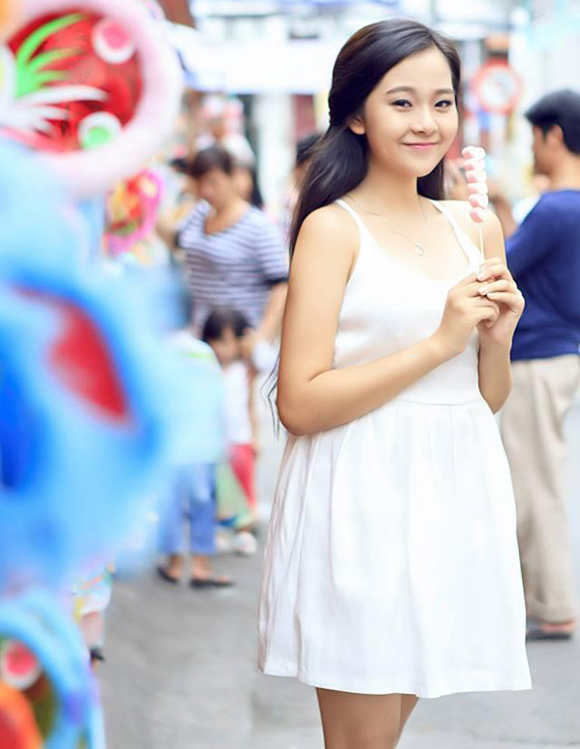 Nữ diễn viên thường được ví là người sắp tiếm ngôi Angela Phương Trinh vừa khoe bộ ảnh tuổi 16 ngọt ngào.
