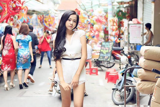Tam Triều Dâng cũng không ngần ngại mặc váy ngắn khoe vẻ đẹp gợi cảm.
