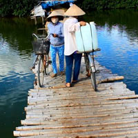 Tin tức trong ngày - Chạy xe máy qua cầu tre mục nát, rơi xuống sông tử vong