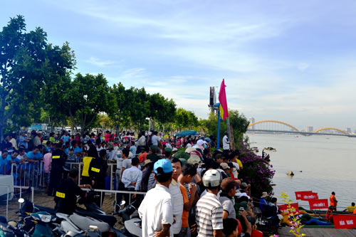 Hàng ngàn người đứng kín bờ sông Hàn xem đua thuyền - 1