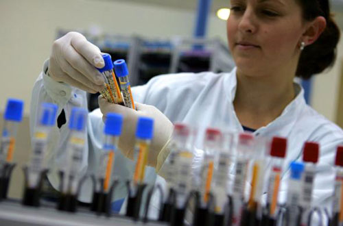 Mỹ bắt đầu thử nghiệm vắc-xin điều trị Ebola trên người - 1