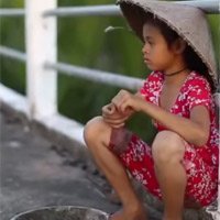 Bạn trẻ - Cuộc sống - Xúc động clip "Trung thu" của em bé nghèo