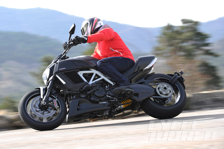 Ducati Diavel 2015: Niềm khao khát của dân mê tốc độ - 23