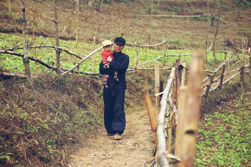 Mr. Đàm lạ lẫm hóa ông già răng đen, hút thuốc lào - 2