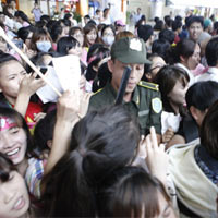 Ca nhạc - MTV - Fan Việt náo loạn vì "1 chàng trai và 6 cô gái"