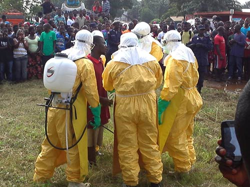 Bệnh nhân Ebola trốn viện tìm đồ ăn, cả chợ khiếp vía - 3